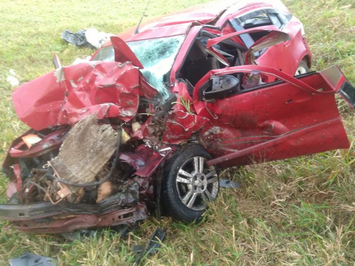 Batida entre van e carro deixa um morto e oito feridos