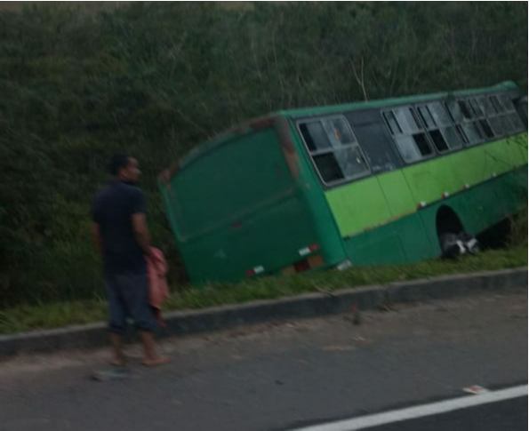 Duas pessoas morrem e pelo menos seis ficam feridas em acidente na BR-101