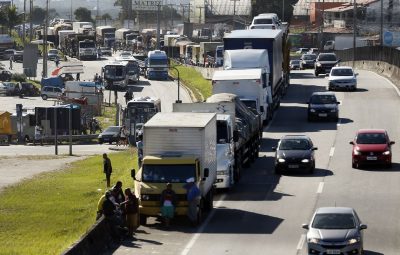 caminhoneiros 400x255 - CNTA: cabe ao governo solução para evitar paralisação de caminhoneiros