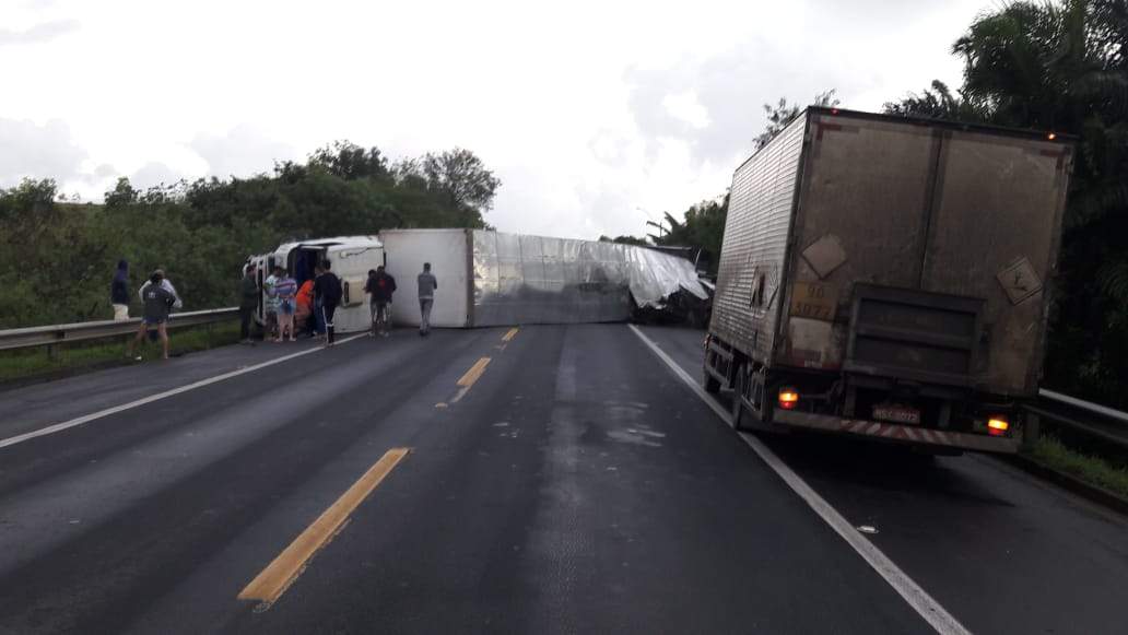 Carreta tomba e BR 101 fica totalmente interditada no norte do ES