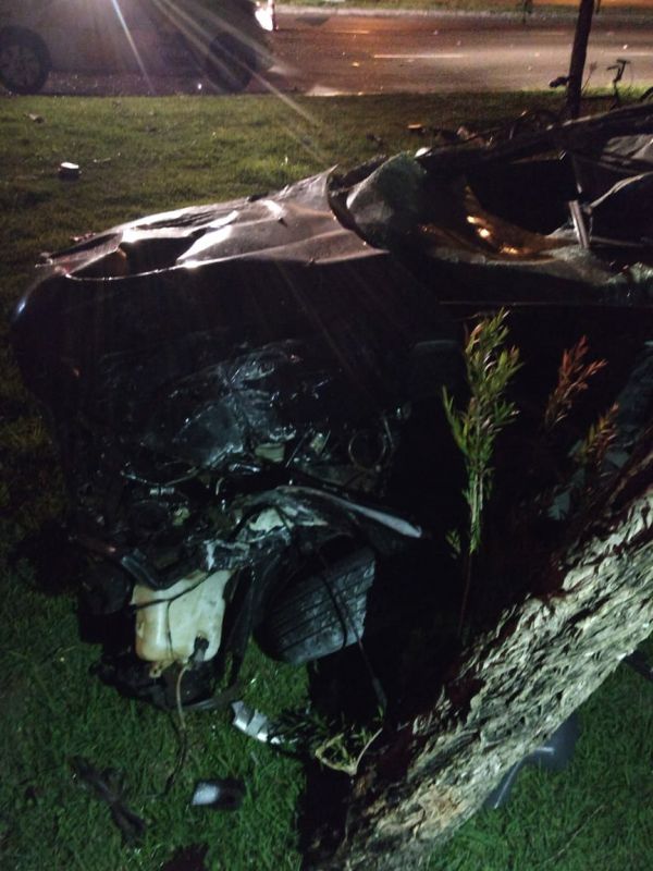 Carro bate em poste e fica destruído