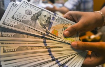 dolar 400x255 - Em queda pela quinta sessão, dólar fecha no menor valor em um mês