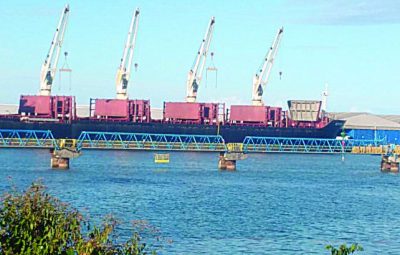 estivadores em porto 400x255 - Portuários passam mal em navio onde três trabalhadores morreram