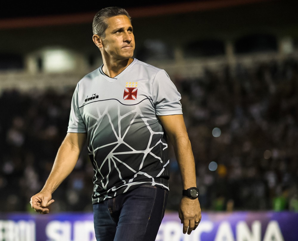 Durou pouco: após 10 jogos, Jorginho é demitido do Vasco