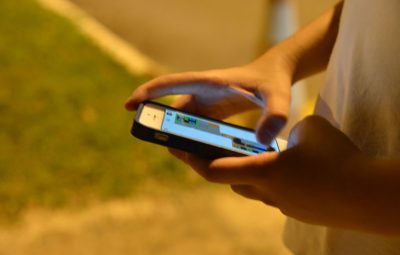 jovem celular 400x255 - Tempo gasto com celular preocupa adolescentes e pais, mostra pesquisa