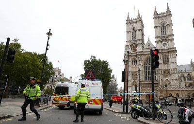 londres 14 08 400x255 - Carro atinge barreira em frente ao Parlamento britânico e deixa feridos