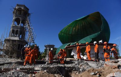 mosque1 400x255 - Número de mortos em terremoto na Indonésia passa de 100