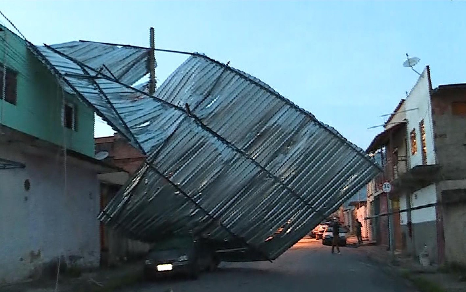 Belo Horizonte amanhece nesta terça-feira com reflexos da chuva