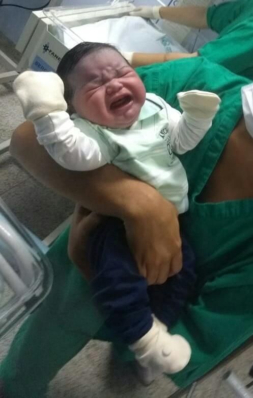 Bebê de policial assassinado nasce no mesmo dia do aniversário do pai