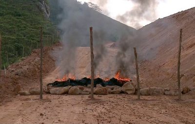 Moradores colocam fogo em pneus em Iconha Foto Matheus Martins TV Gazeta 400x255 - Moradores bloqueiam passagem de máquinas para obras em Iconha, ES