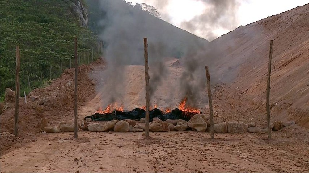 Moradores bloqueiam passagem de máquinas para obras em Iconha, ES