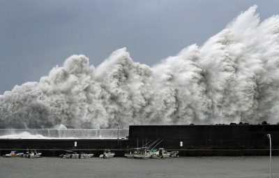 ondas 400x255 - Tufão Jebi fecha aeroporto e faz petroleiro colidir com ponte no Japão