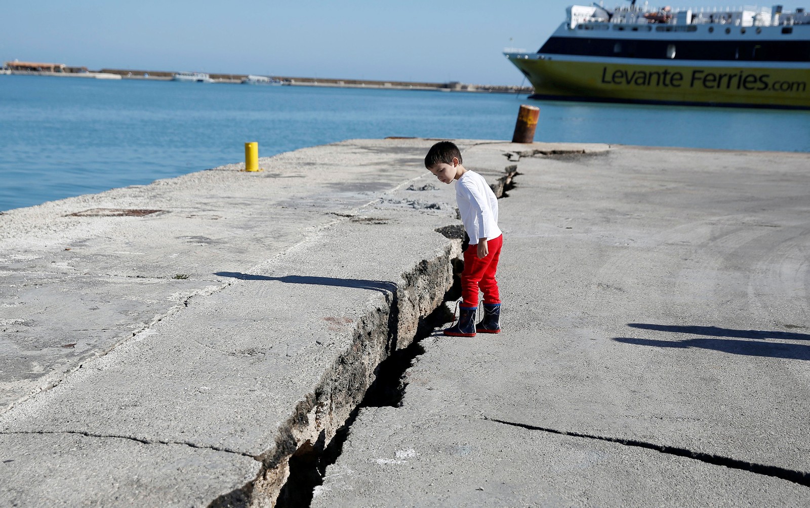Moradores de ilha grega passam a madrugada na rua após terremoto