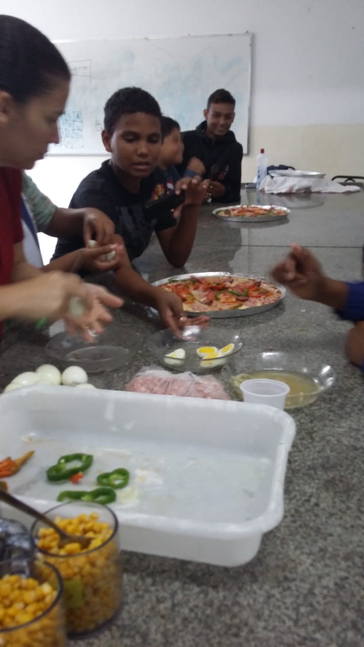 Professora usa pizza para deixar aula de matemática mais divertida