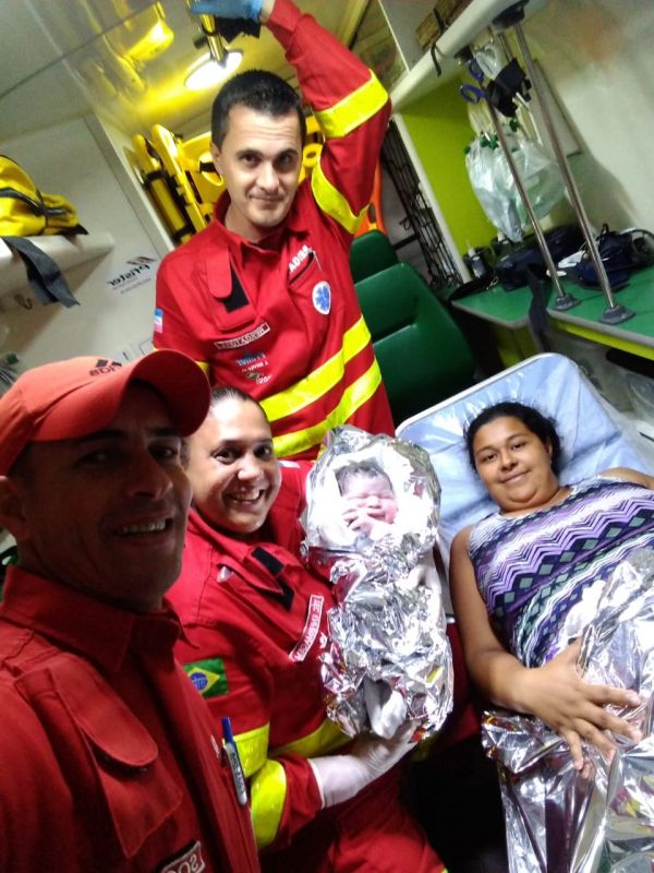 Bebê com mais de 4 kg nasce em ambulância na BR-101