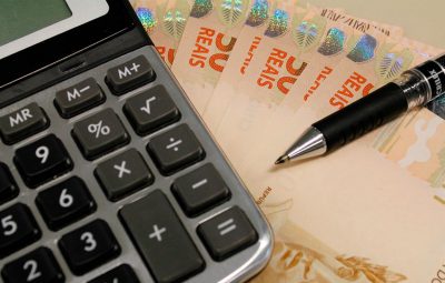 calculadora 1280x720 400x255 - Inadimplência atinge 62 milhões de brasileiros e afeta 3% do crédito