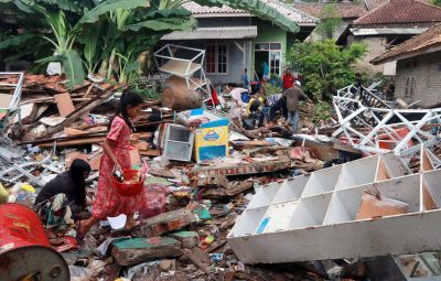 Passa de 400 número de mortos em tsunami na Indonésia 400x255 - Passa de 400 número de mortos em tsunami na Indonésia