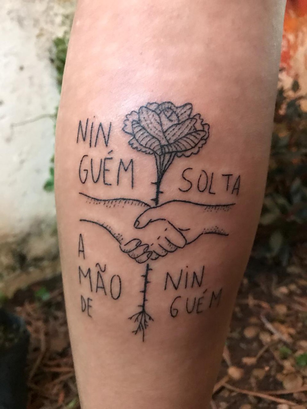 Criadora do ‘ninguém solta a mão de ninguém’ tatua em professora mineira o desenho que viralizou na internet