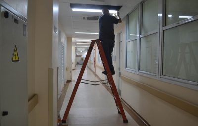Foto substituicao de lampadas 400x255 - Maior hospital público do Espírito Santo recebe projeto de Eficiência Energética da EDP