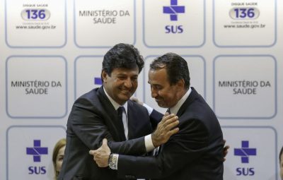 O atual e o ex ministro da Saúde Luiz Henrique Mandetta e Gilberto Occhi 400x255 - Ministro da Saúde planeja implantar terceiro turno de atendimento