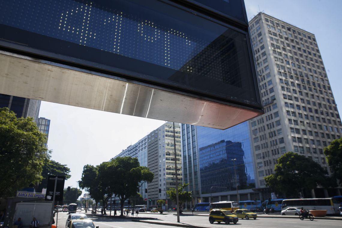 Rio tem dia de muito calor e sensação térmica de 46º Celsius