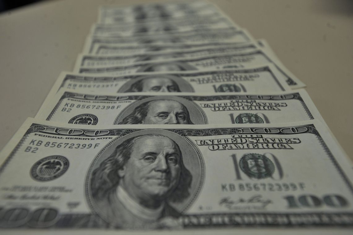 Dólar fecha no maior valor desde setembro, após bater R$ 4,11