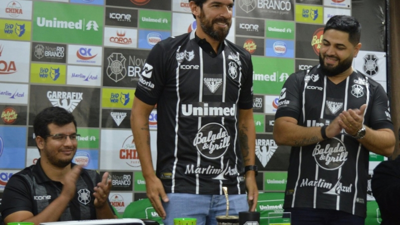 Astro do Rio Branco é recebido por multidão no aeroporto de Vitória.