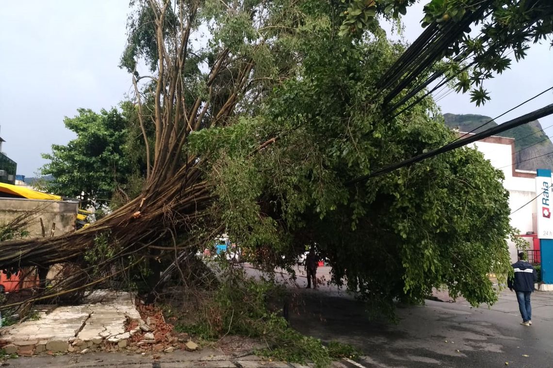 Tempestade deixa três mortos na cidade do Rio