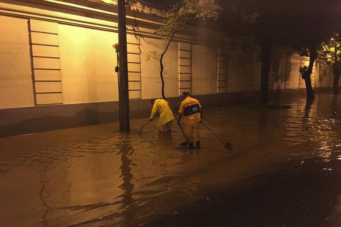 Chuva alaga vários pontos do Rio e deve ir até sábado