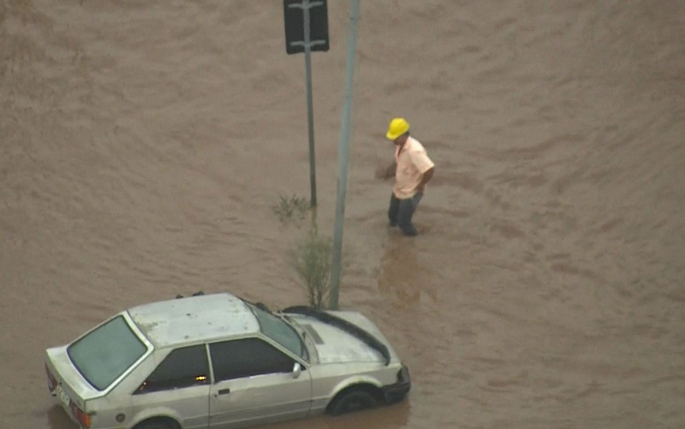 Um dia após chuva, moradores enfrentam alagamentos na Zona Leste de SP