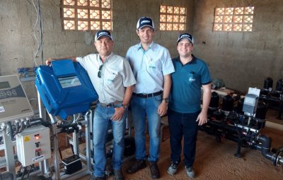 Elídio Torezani Abel Fonseca e Hugo em frente a equipamento NetBeat 400x255 - Empresa capixaba é a primeira do mundo a instalar equipamento avançado de irrigação