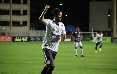 Loco Abreu faz gols pelo Rio Branco ES 400x255 - Com hat-trick de Loco Abreu, Rio Branco-ES massacra o Castelo e se garante no G-4 do Capixaba