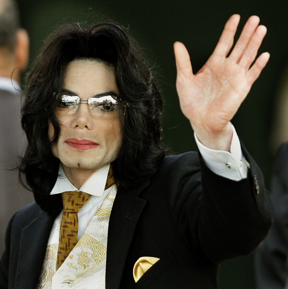 Corpo de Michael Jackson pode ser exumado após novas acusações de abuso sexual, diz site