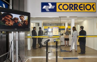 correios 400x255 - Volume de serviços no país cai 0,3% de dezembro para janeiro, diz IBGE