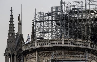 incêndio de Notre Dame 400x255 - Polícia encontra bitucas em andaimes onde começou incêndio de Notre-Dame