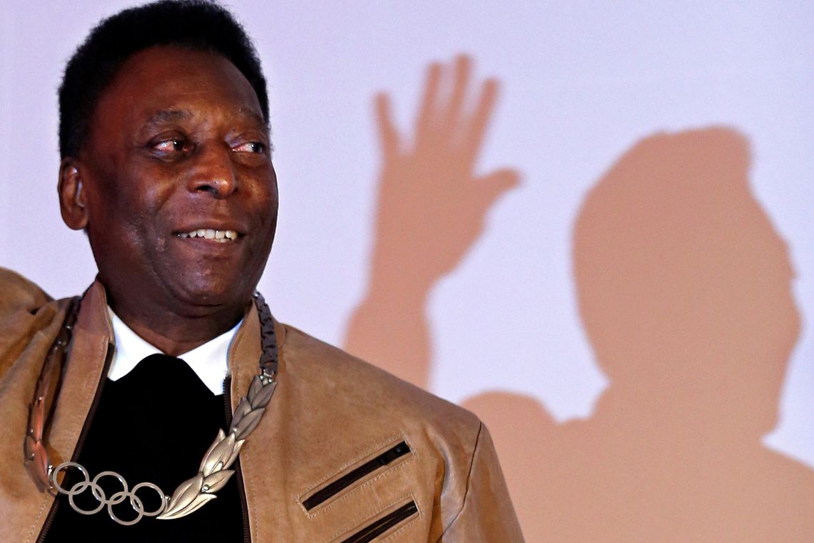 Pelé recebe alta após retirada de cálculo renal em hospital de SP