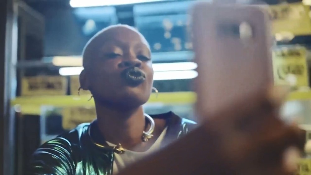 BB tira do ar propaganda com jovem negra careca, homens de cabelo rosa e no salão de beleza