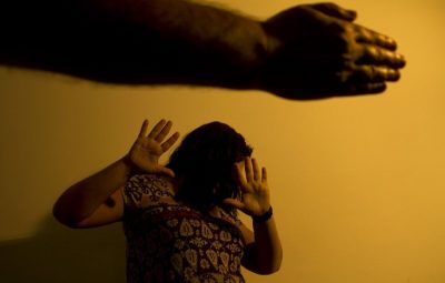 violencia mulher 400x255 - Violência atinge mais mulheres que trabalham fora, mostra estudo