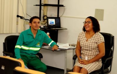 Ednilson Silva defendeu trabalho de conclusão de curso vestido com farda de gari 400x255 - Gari veste farda ao defender TCC na Paraíba sobre 'invisibilidade' da profissão: 'Ser a voz de tantos'