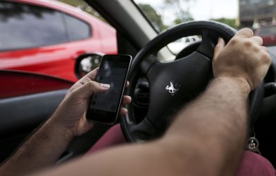 celular e volante 400x255 - Um em cada cinco brasileiros usa o celular enquanto dirige