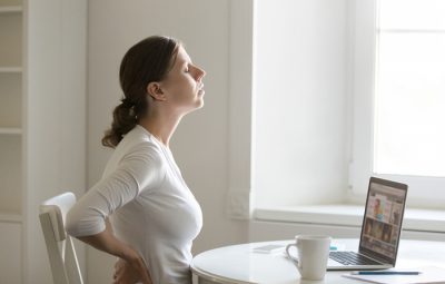 Mulher com dores na coluna. Imagem by FreePik 400x255 - Tempo mais frio no inverno faz dor na coluna aumentar