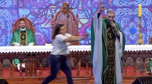 padre - 'Maria passou na frente e pisou na cabeça da serpente', diz Padre Marcelo Rossi após ser empurrado por mulher