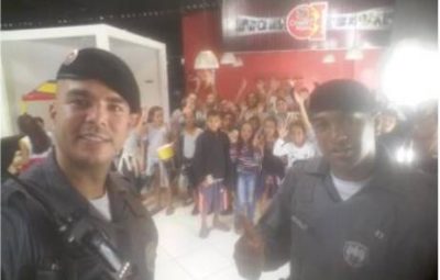 parulha nas escolas 400x255 - POLICIAIS MILITARES REALIZAM SESSÃO DE CINEMA COM ALUNOS DA PATRULHA ESCOLAR EM PIÚMA