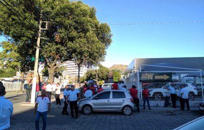 passeata rodoviários 400x255 - Em passeata, rodoviários bloqueiam duas pistas e trânsito em Vitória fica complicado