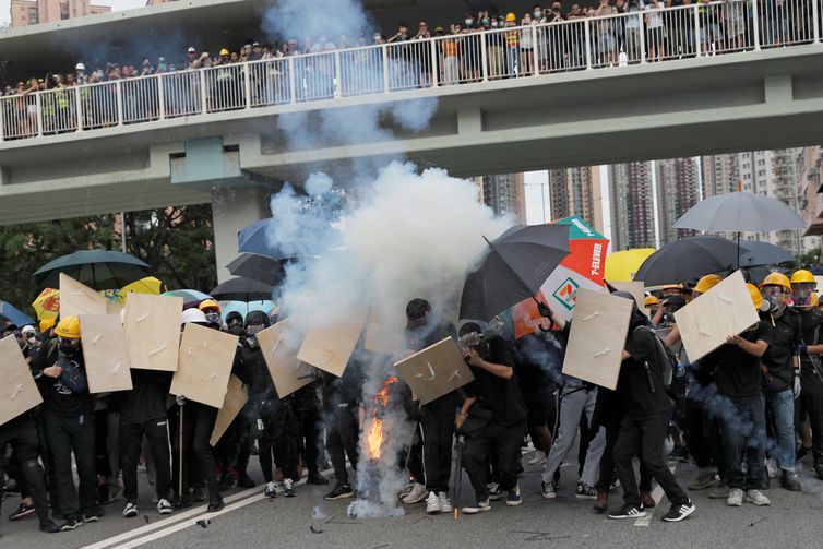 Em clima tenso, aeroporto de Hong Kong é reaberto após protestos