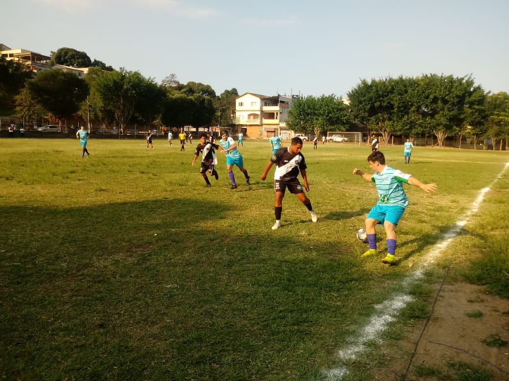 Após mais uma falta de respeito árbitro atrasa de novo, Iconha vence o Santana por 3 a 2 e cola nos líderes