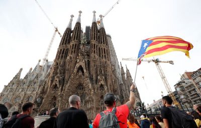 Catalunha milhares de pessoas usam balões com tinta em protesto 400x255 - Catalunha: milhares de pessoas usam balões com tinta em protesto