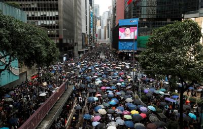 Hong kong 400x255 - Incidente com estudante baleado pela polícia em Hong Kong gera revolta