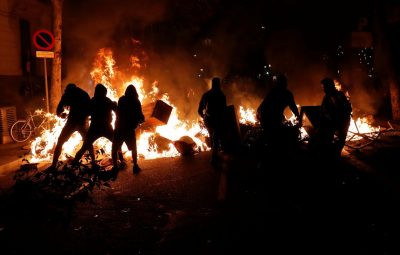 Polícia tenta conter protestos na Catalunha 400x255 - Polícia tenta conter protestos na Catalunha