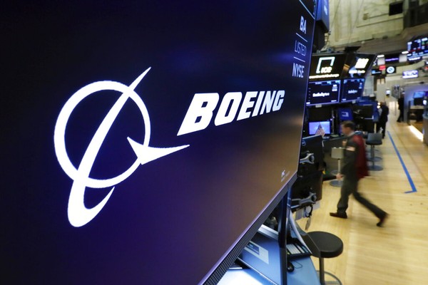 Boeing deixa em terra dezenas de aviões após descoberta de fissuras